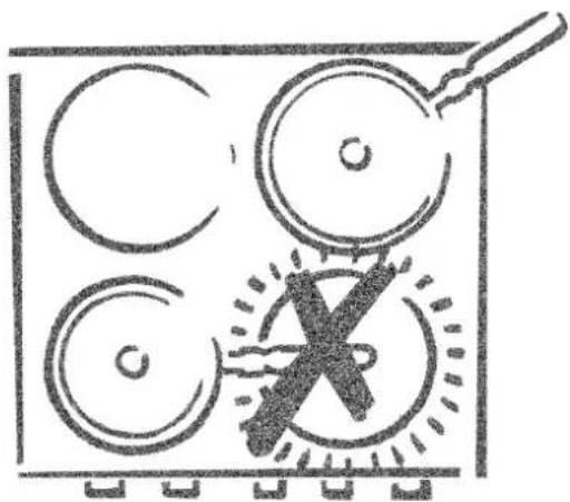 Simple line drawing of a stove with four circular ovens and a frying pan (no text or symbols)