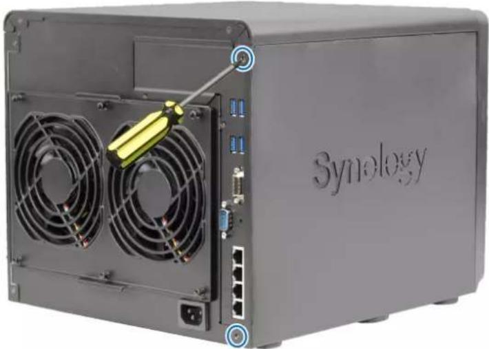 SYNOLOGY DiskStation DS2415+ - Pour installer le module de RAM : - 1