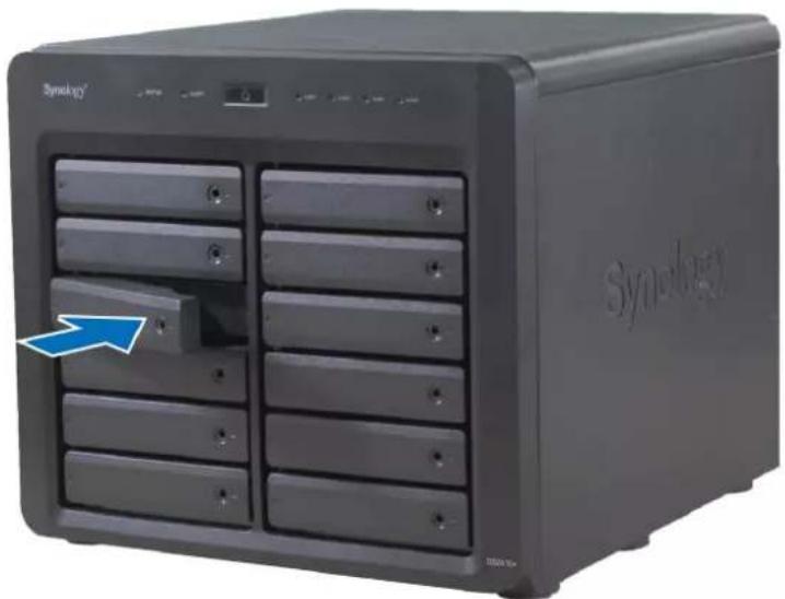 SYNOLOGY DiskStation DS2415+ - Installation des disques - 1