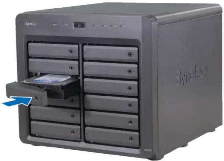 SYNOLOGY DiskStation DS2415+ - Installation des disques - 5