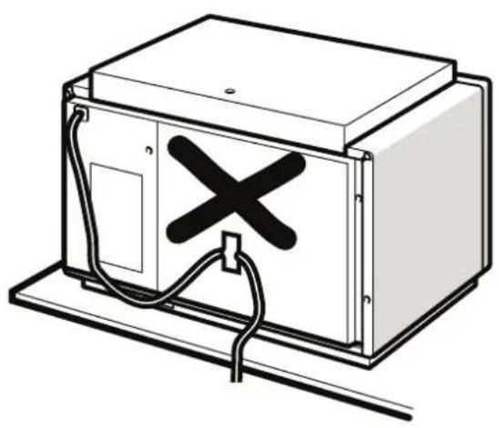 Schéma d'une armoire électrique avec un composant en forme de X noir et le câblage, sans texte ni symboles