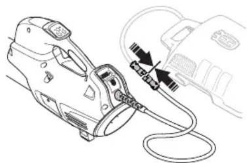 HUSQVARNA 536LiB - So schließen Sie den rückentragbaren Akku an das Gerät an - 1