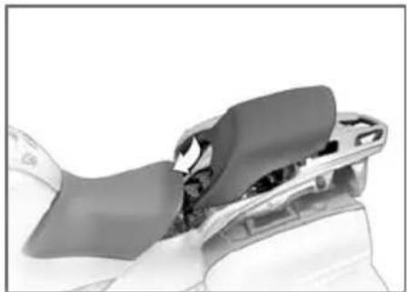 BMW R 1200 RT (2008) - リヤシートを取り付ける - 2