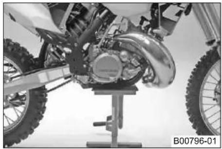 KTM 125 EXC (2012) - Ανύψωση της μοτοσυκλέτας με σταντ ανύψωσης - 1