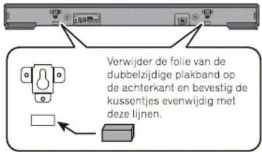 Verwijder de folie van de dubbelzijdige plakband op de achterkant en bevestig de kussentjes evenwijdig met deze lijnen.
