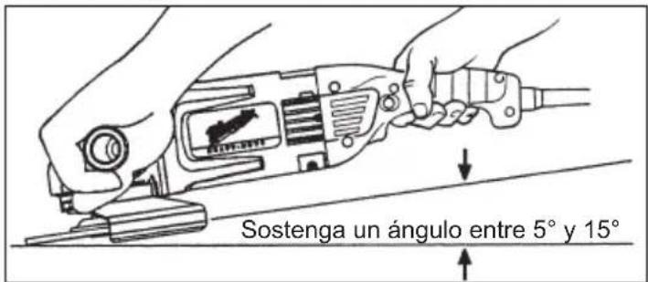 Sostenga un ángulo entre 5° y 15°