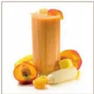 Glass of orange-colored juice with sliced apples and a banana, presented on a white background (no text or symbols)