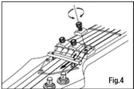 Molla principale Blocco tremolo Vite di arresto ① ② Barra di arresto Con la chitarra accordata con precisione, regolare la molla principale assicurandosi che la barra di arresto tocchi il blocco tremolo e la vite di arresto. Se la barra di arresto non tocca il blocco tremolo e la vite di arresto, ruotare la vite di regolazione della molla principale finché non si ottiene un contatto. Con la chitarra accordata con precisione, la barra di arresto deve toccare il blocco tremolo e la vite di arresto. Se regolata correttamente, la tensione esercitata durante la pressione verso il basso del braccio sarà leggermente inferiore rispetto a quella della pressione verso l'alto. L'equilibratura delle forze è di circa 3:7. Con questa impostazione, la barra di arresto deve toccare il blocco tremolo e la vite di arresto anche se la 1° corda è completamente allentata. Se la barra di arresto non tocca il blocco tremolo e la vite di arresto, ruotare di nuovo la vite di regolazione della molla principale finché non si ottiene un contatto.