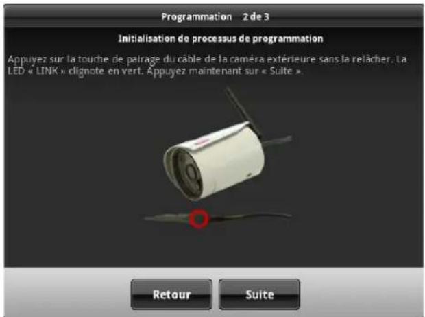Programmation 2 de 3 Initialisation de processus de programmation Appuyez sur la touche de pairage du câble de la caméra extérieure sans la relâcher. La LED « LINK » clignote en vert. Appuyez maintenant sur « Suite ». Retour Suite