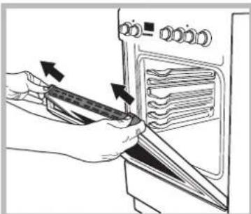 Illustration de mains utilisant un outil pour ajuster ou installer un four avec une grille à l'intérieur (aucun texte ni symbole visible).