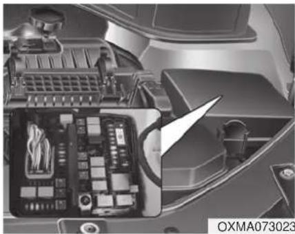 KIA Sorento (2015) - Remplacement d'un fusible dans le compartiment-moteur - 1