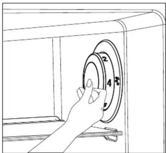 Line drawing of a hand holding a circular device with numbered parts.