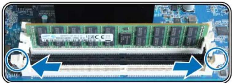 SYNOLOGY RackStation RS18017xs+ - Pour installer le module de RAM : - 2