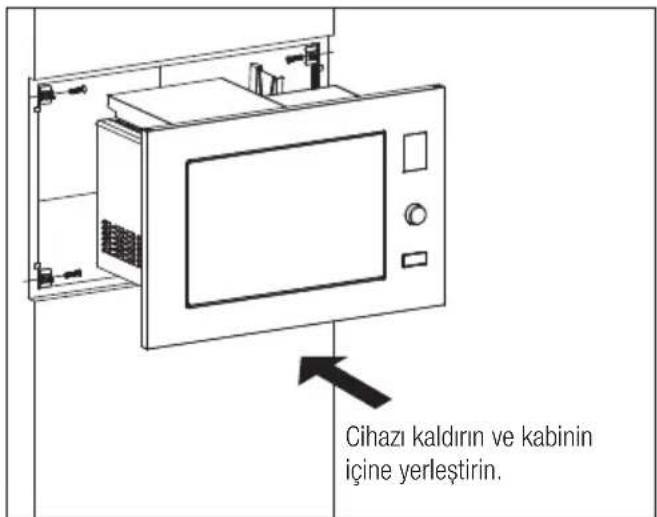 Cihazı kaldırın ve kabinin içine yerleştirin.