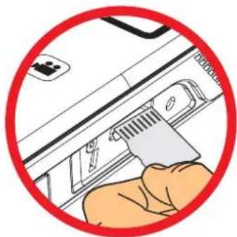 AIPTEK PocketCinema Z20 - Inserting a memory card (optional) - 1