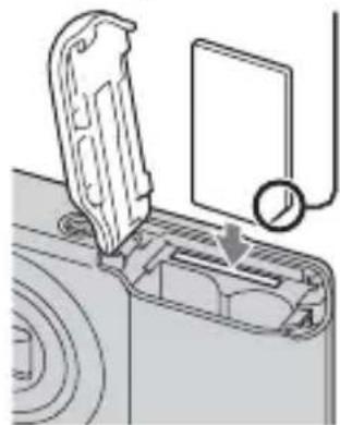 SONY Cybershot DSC-S2100 - Einsetzen der Batterien/einer Speicherkarte (getrennt erhältlich) - 2