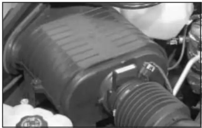 Hummer H2 (2003) - Inspecting the Engine Air Cleaner/Filter and Resetting the Air Filter Restriction Indicator - 1