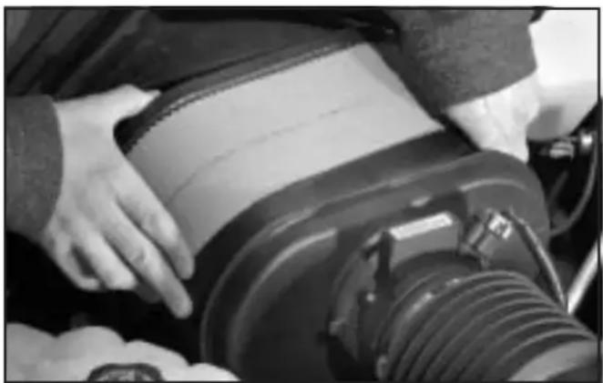 Hummer H2 (2003) - Inspecting the Engine Air Cleaner/Filter and Resetting the Air Filter Restriction Indicator - 2