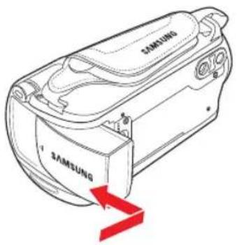 SAMSUNG HMX-F810SP - Insertion de la batterie - 1