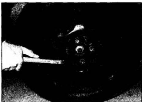 VOLKSWAGEN Polo (1990) - Changing the wheel - 2