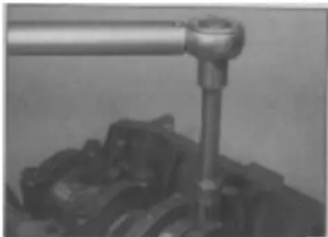VOLKSWAGEN Polo (1990) - Crankshaft - final refitting - 2