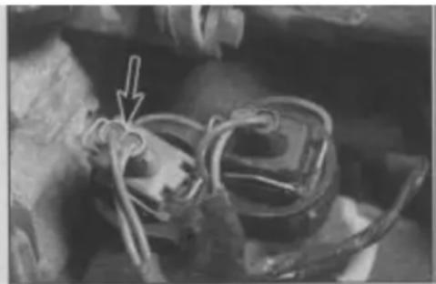 VOLKSWAGEN Polo (1990) - Unplug the wiring harness from the potentiometer at the connector (arrowed) - 1