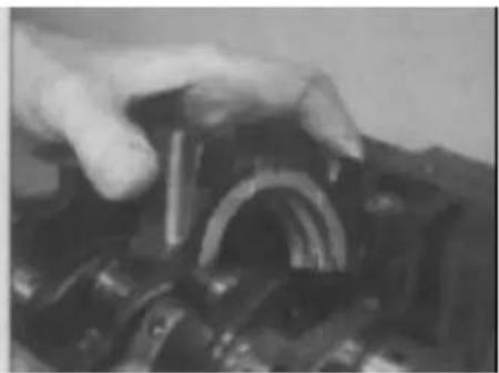 VOLKSWAGEN Polo (1990) - Crankshaft - final refitting - 1