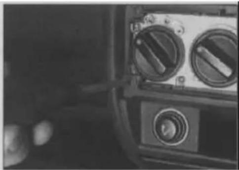 VOLKSWAGEN Polo (1990) - Facia-mounted switches - 10
