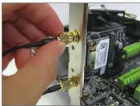 GIGABYTE GC-WB867D-I - Installing the Wi-Fi/Bluetooth Card・安装Wi-Fi/藍牙卡 安装Wi-Fi/蓝牙卡・Wi-Fi/Bluetoothカードを取り付ける - 4