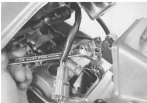 KAWASAKI KLV1000 (2004) - NO.2 (REAR) SPARK PLUG REMOVAL - 1