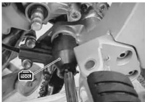 KAWASAKI KLV1000 (2004) - ENGINE REMOVAL - 32