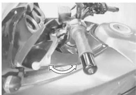 KAWASAKI KLV1000 (2004) - BLEEDING AIR FROM THE CLUTCH FLUID CIRCUIT - 2