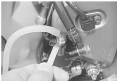 KAWASAKI KLV1000 (2004) - BLEEDING AIR FROM THE CLUTCH FLUID CIRCUIT - 1