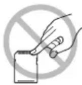 PANASONIC VDR-D210 - ■ How to hold a disc or card - 3