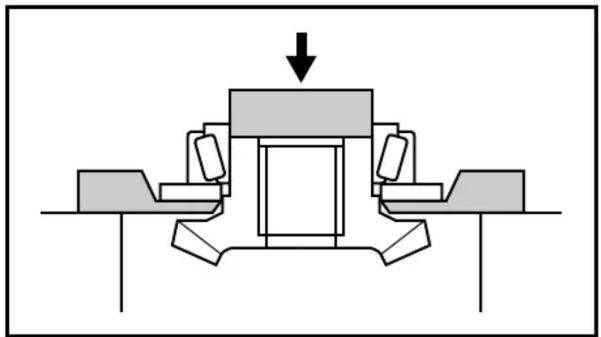 YAMAHA F115A - DEPOSE DU ENSEMBLES LOGEMENT ET ARBRE PORTE- HELICE - 1