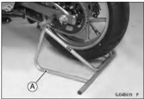 KAWASAKI ER-6n (2006) - RearWheelInstallation - 1