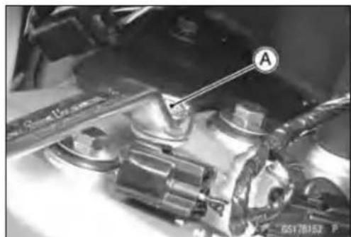 KAWASAKI ER-6n (2006) - SparkPlugReplacement - 4