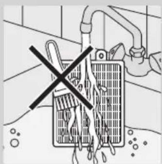Diagram showing a hand holding a battery with a crossed-out black cross symbol, indicating prohibition or prohibition of an electrolysis or cleaning process.