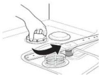 Mano colocando un componente circular en una estructura tipo rejilla con una flecha curva que indica rotación (sin texto ni símbolos).