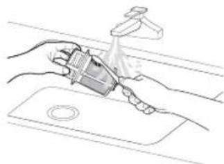 Dibujo lineal de manos limpiando un fregadero de cocina con un grifo (sin texto ni símbolos).