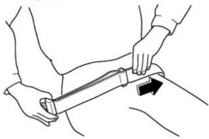 MAZDA Premacy (2002) - ▼Fastening the Seat Belts - 2