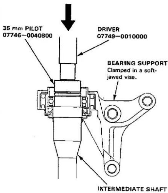 35 mm PILOT 07746-0040800 DRIVER 07749-0010000 BEARING SUPPORT Clamped in a soft- jawed vise. INTERMEDIATE SHAFT