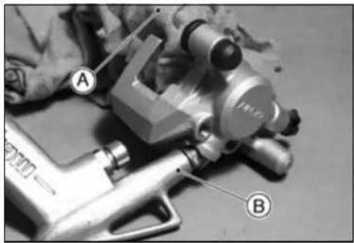 KAWASAKI KX65 (2010) - CaliperDisassembly - 1
