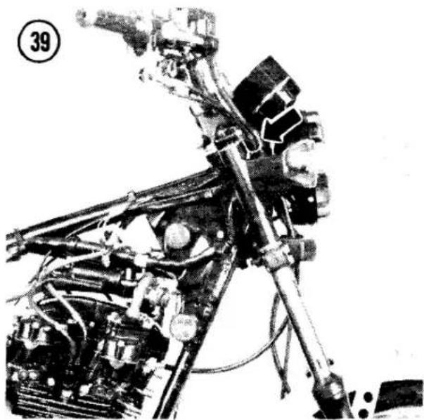 Mechanical assembly diagram showing engine components and linkage (no visible text or labels)