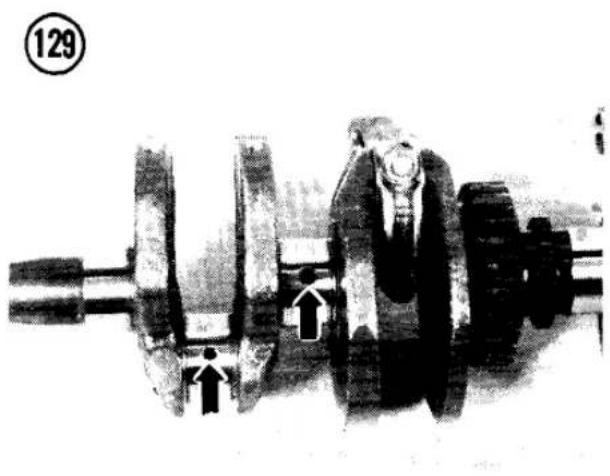 Mechanical gear assembly diagram showing internal components and directional arrows (no text or labels)