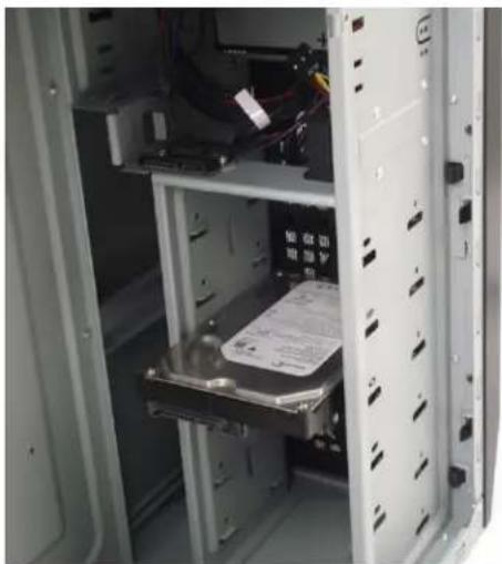 ANTEC Two Hundred V2 - INSTALLATION D'UNE UNITÉ 3,5" INTERNE - 1