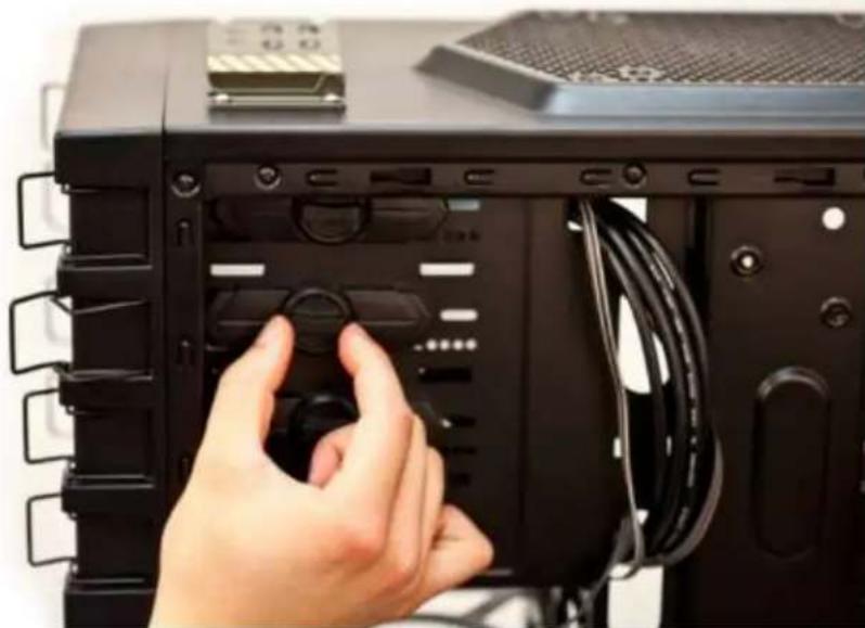 ANTEC GX700 - Installation d'appareils 5.25 pouces dans les baies externes - 4