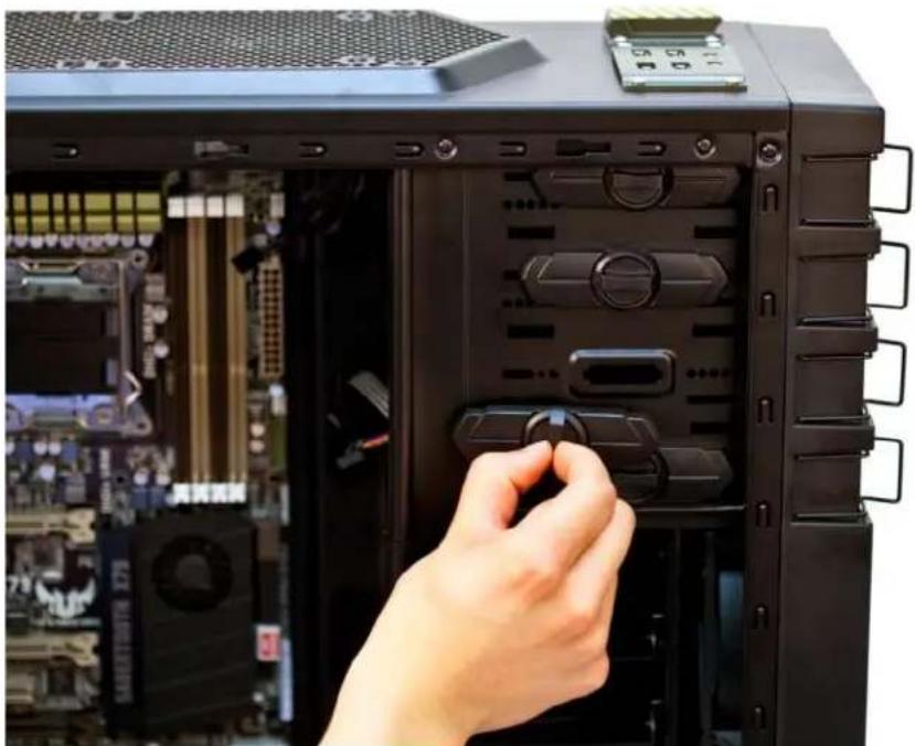 ANTEC GX700 - Installation d'appareils 5.25 pouces dans les baies externes - 2
