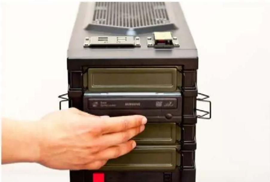 ANTEC GX700 - Installation d'appareils 5.25 pouces dans les baies externes - 3