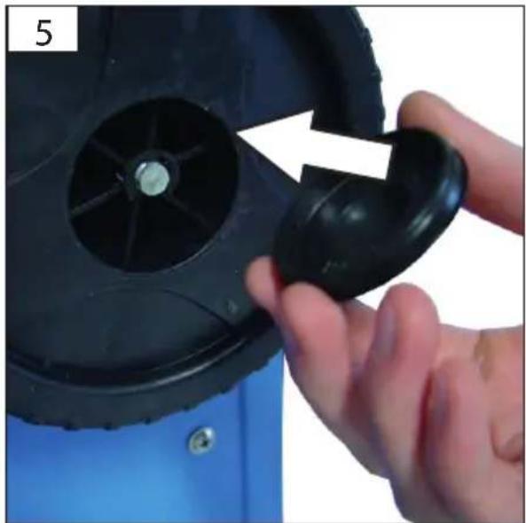 GUDE 20004 - Close-up of a mechanical component being adjusted with a tool, showing a pipe fitting and a valve (no text or symbols visible)
Längeres Arbeiten mit dem Gerät, kann zu Gehörschädigungen führen. Tragen Sie stets einen Gehörschutz. Achten Sie darauf, dass der Schweißrauch abgesaugt wird bzw. der Schweißplatz gut belüftet ist.

Glühende Schlacke und Funken können Brände und Explosionen verursachen. Das Gerät niemals in feuergefährlicher Umgebung verwenden.

Holz, Sägespäne, „Lacke“, Lösungsmittel, Benzin, Kerosin, Erdgas, Acetylen, Propan und ähnliche entzündliche Materialien sind von Arbeitsplatz und der Umgebung zu entfernen bzw. vor Funkenflug zu schützen. Als Brandbekämpfungsmaßnahme ist in der Nähe ein geeignetes Löschmittel bereit zu stellen.

Keine Schweiß- oder Schneidarbeiten an geschlossenen Behältern oder Rohren vornehmen.

Keine Schweiß- oder Schneidarbeiten an Behältern oder Rohren vornehmen, auch wenn sie offen sind, sofern sie Materialien enthalten oder enthalten haben, die unter Einwirkung von Wärme oder Feuchtigkeit explodieren oder andere gefährliche Reaktionen hervorrufen können.

Verwenden Sie das Schweißgerät niemals um eingefrorene Rohre aufzutauen.

Vor Inbetriebsetzung muss durch einen zuständigen Elektriker überprüft werden, dass die verlangten elektrischen Sicherheitsmaßnahmen vorhanden sind. Nationale Bestimmungen müssen hierbei beachtet werden. Schützen Sie den Kreis mit trägen Sicherungen in angemessener Größe und einem Netztrennschalter. - 1